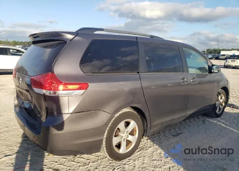 2012 Toyota Sienna Le z USA, uszkodzony, nr VIN 5TDKK3DC5CS231390